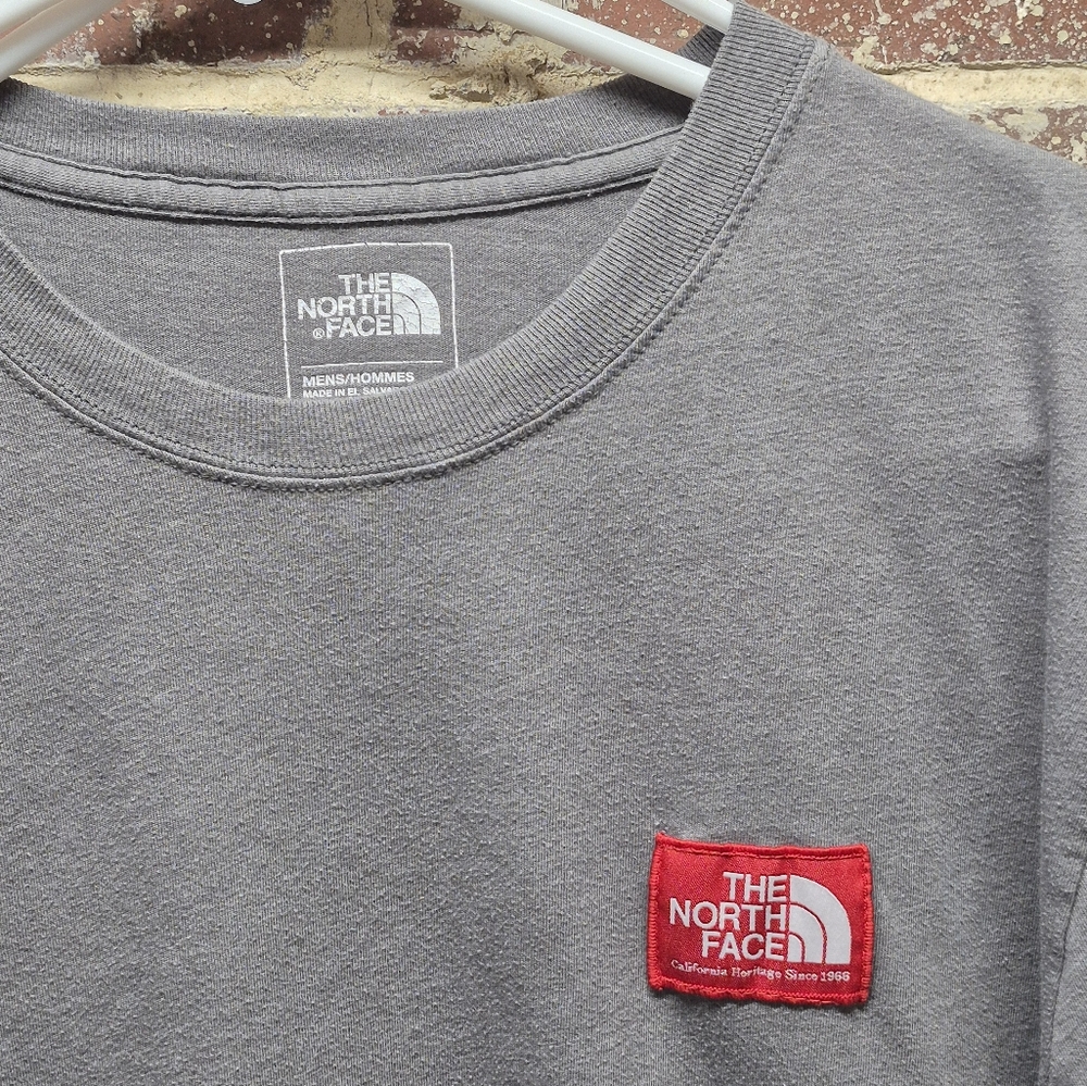 The North Face Mens Gray Long Sleeve Classic Fit T-Shirt Red Patch Medium